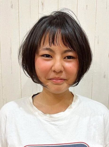 オン眉でキュートに！前下がりショート