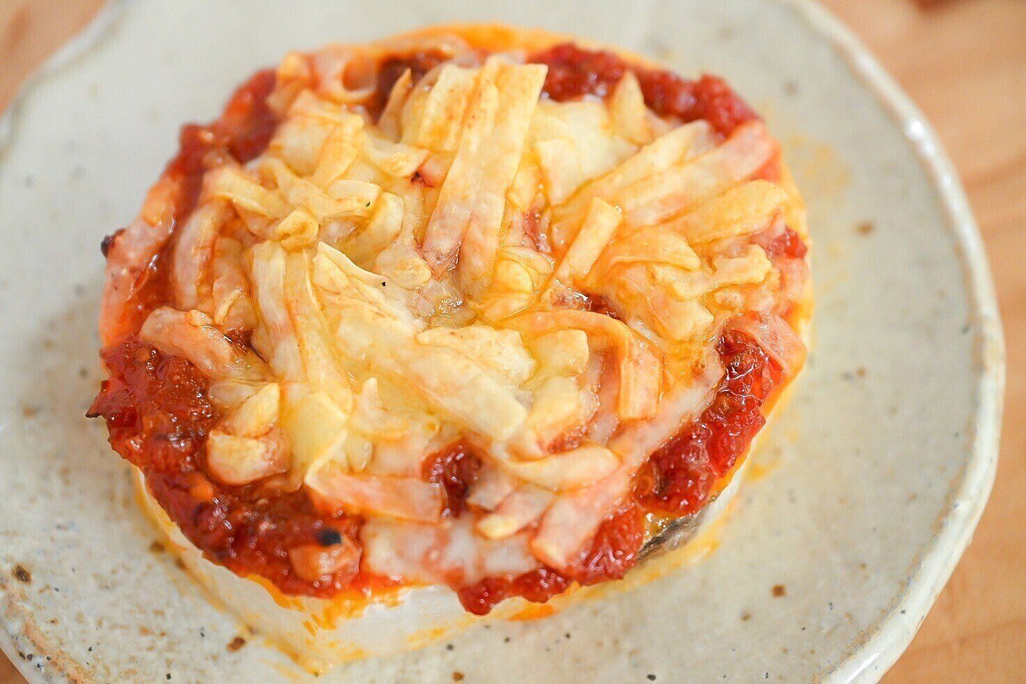 皿に盛られた長芋ピザ