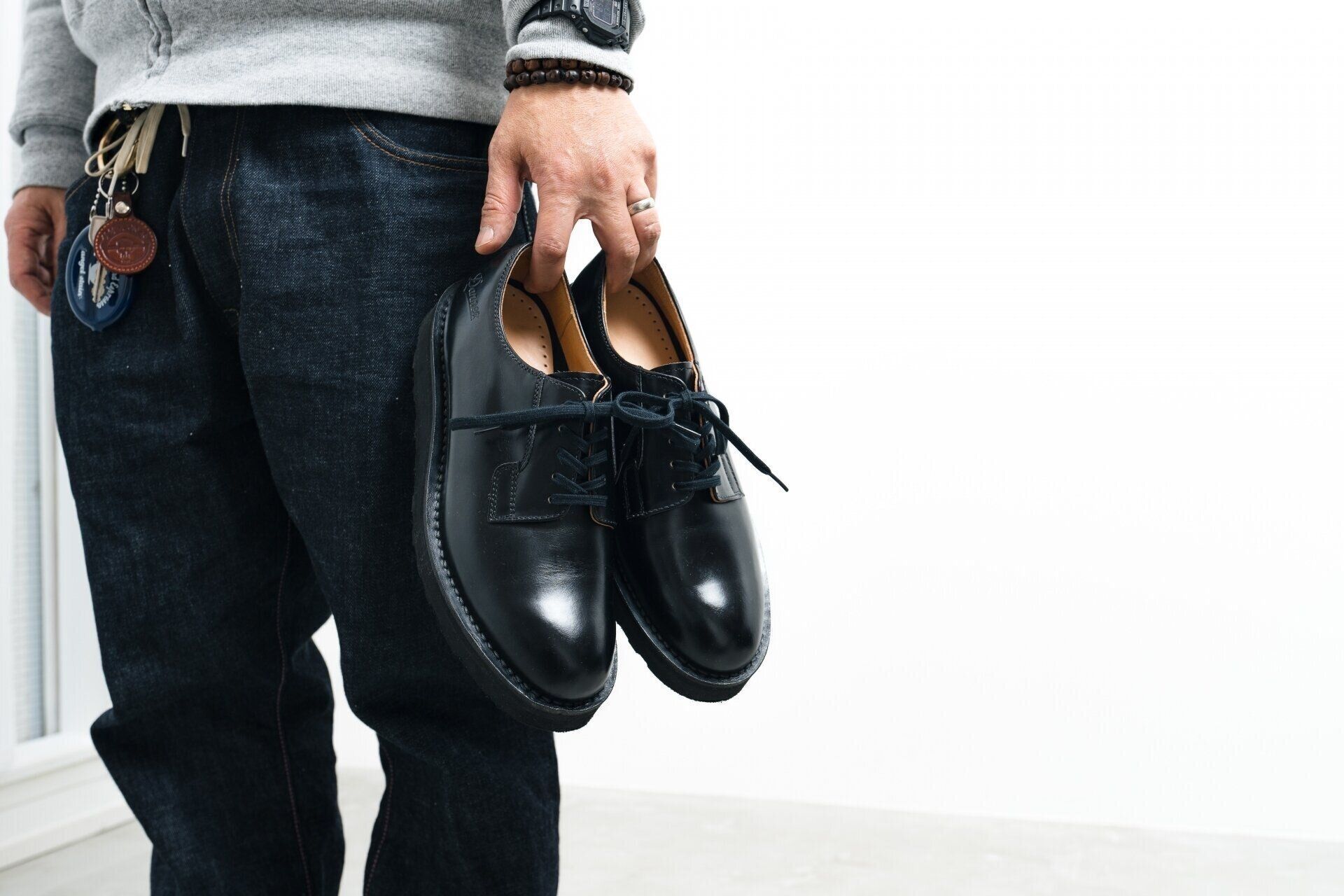 メンズのカジュアルスタイルにおすすめの革靴〇選＆コーデ例〇選《2024》