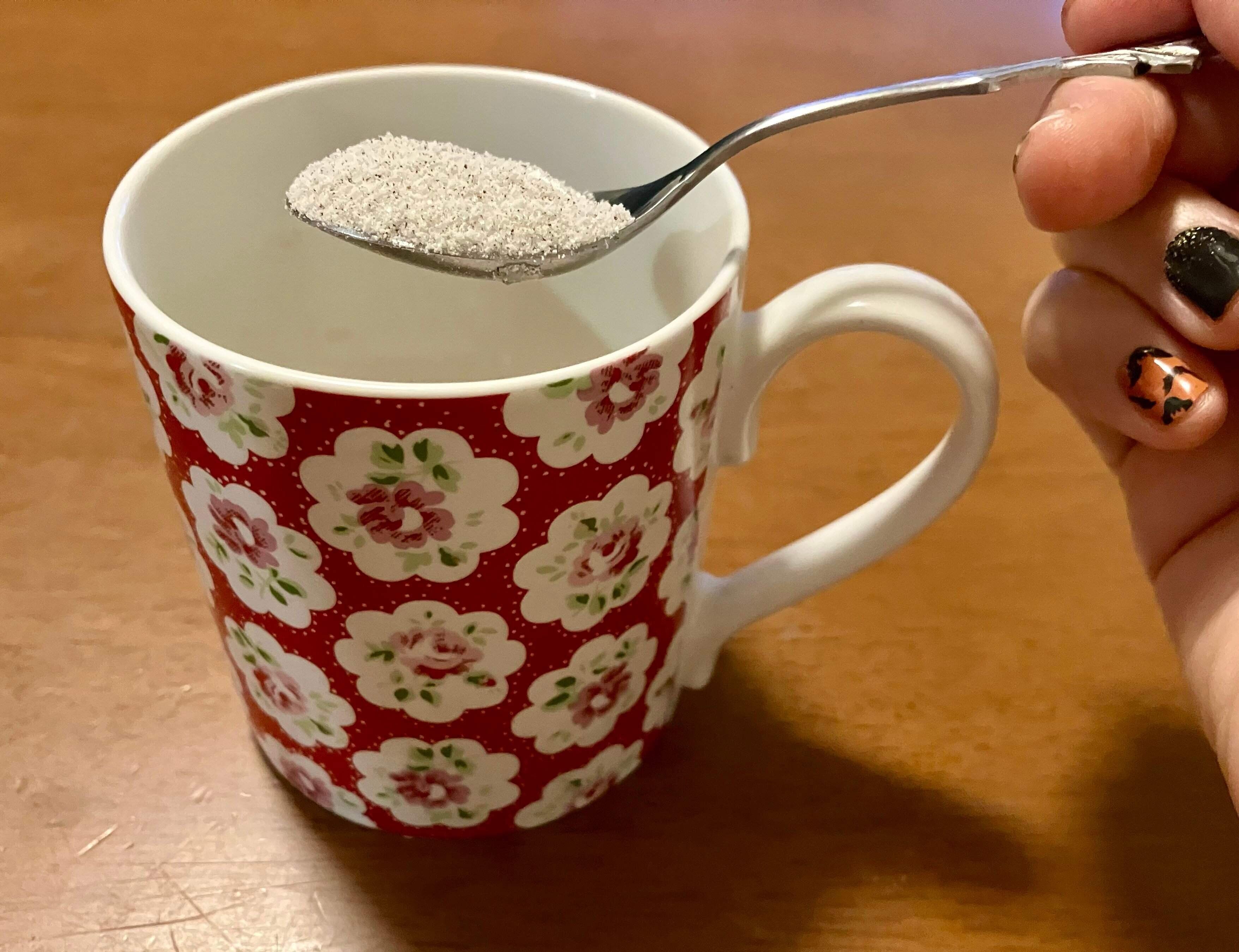 粉末をカップへ