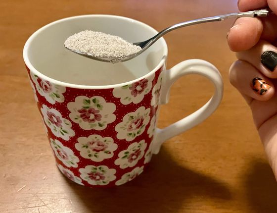 粉末をカップへ