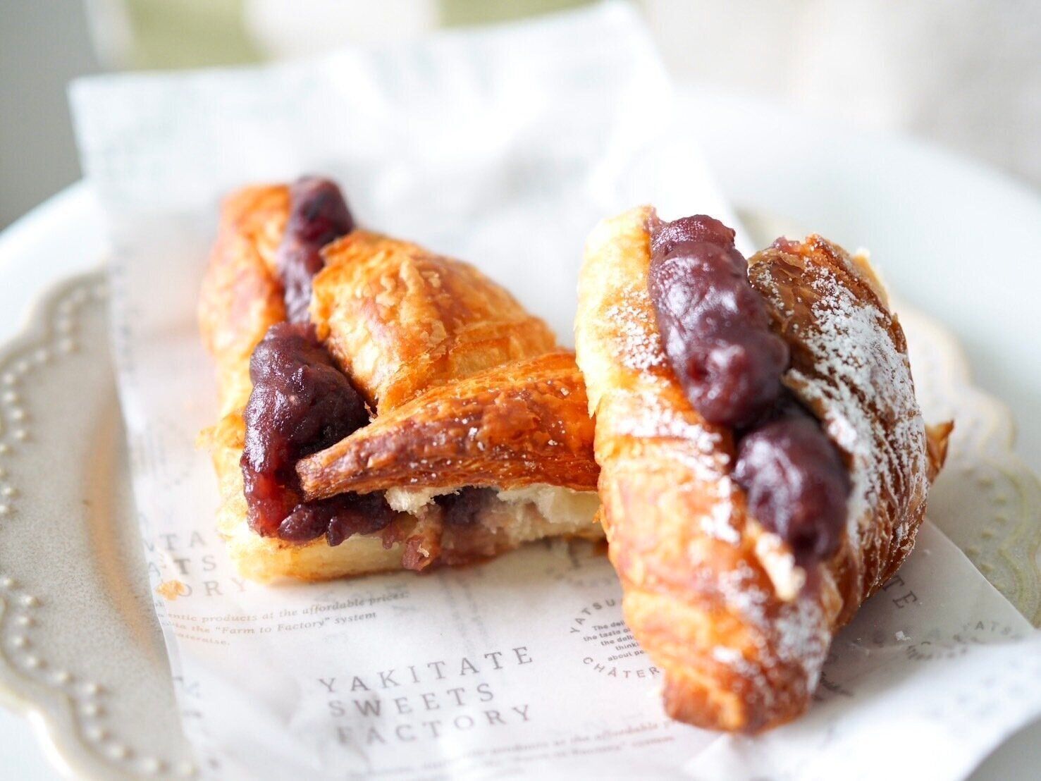 シャトレーゼ「北海道産大納言小豆のあんクロワッサン」断面写真