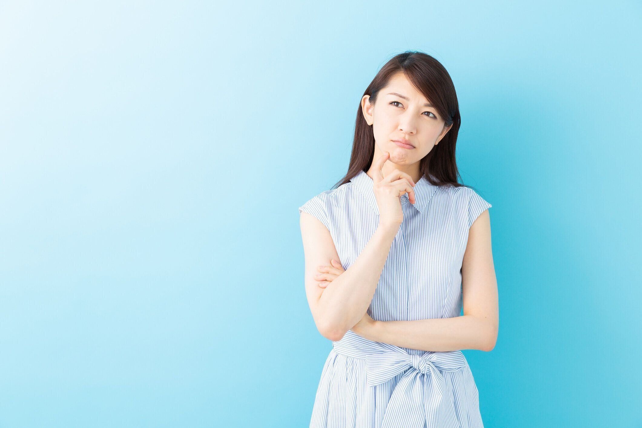 考えるアジアの女性