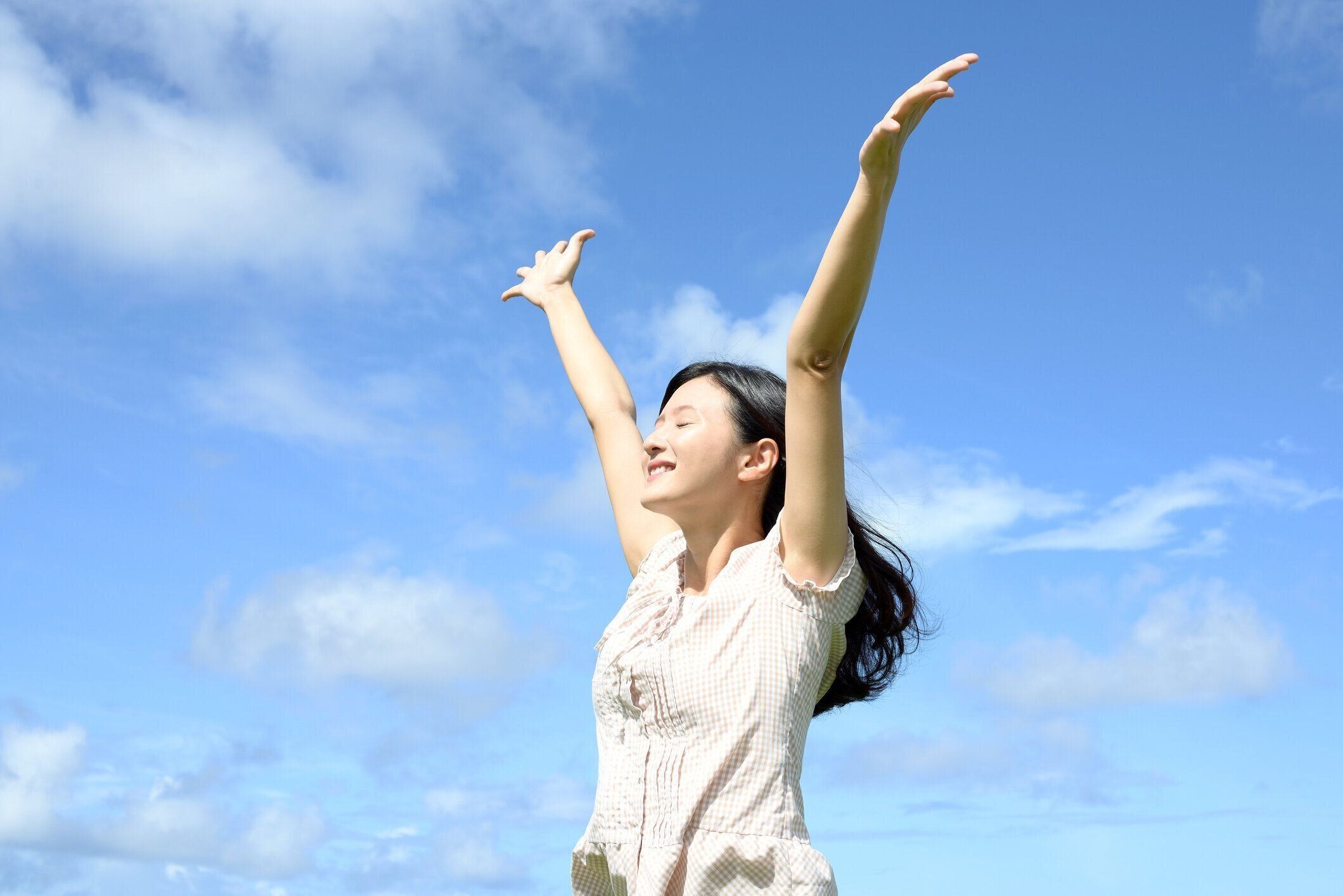 ゆったりした若い女性です。