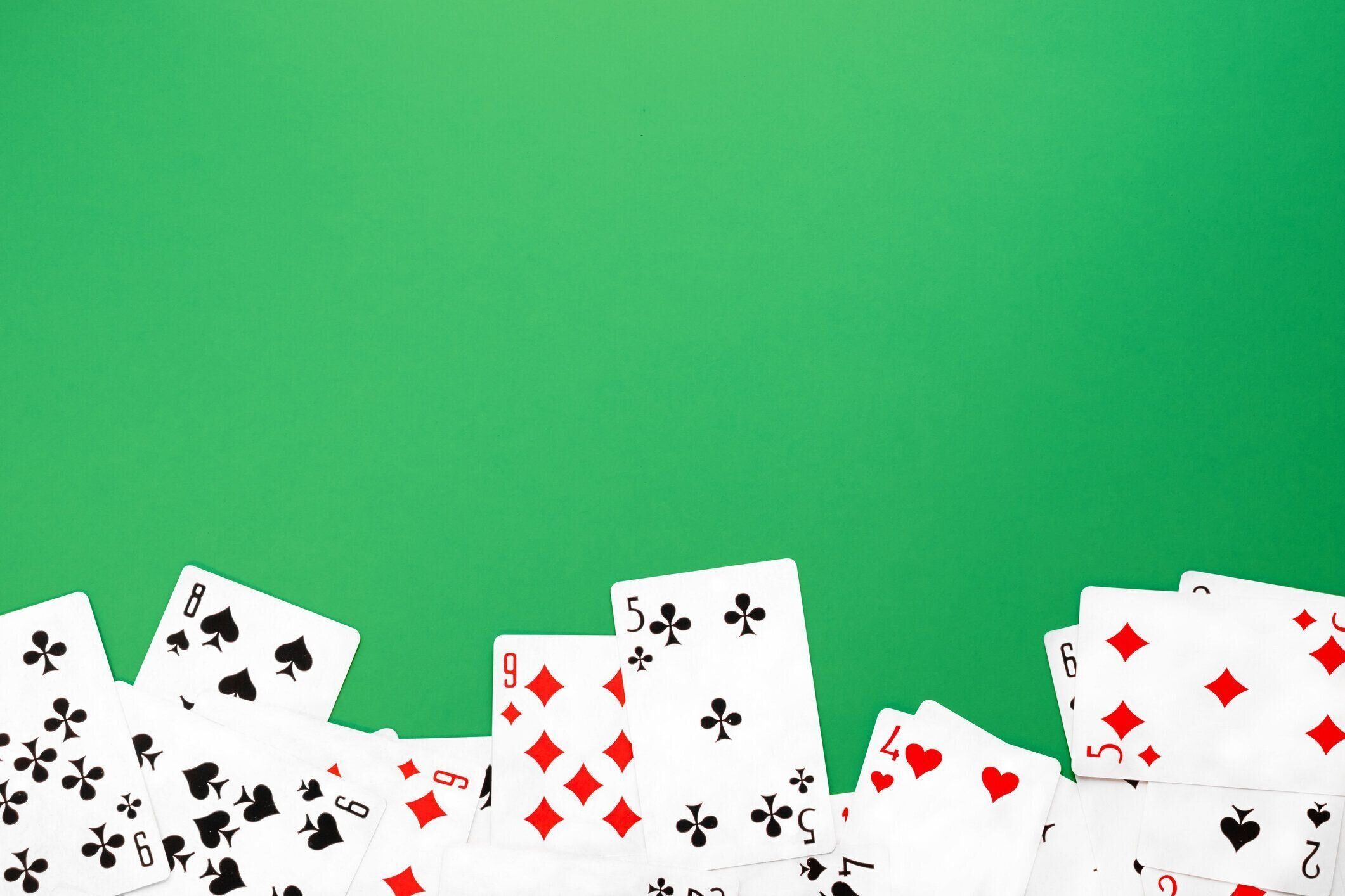 緑の背景テーブルコピースペース上のトランプのデッキ