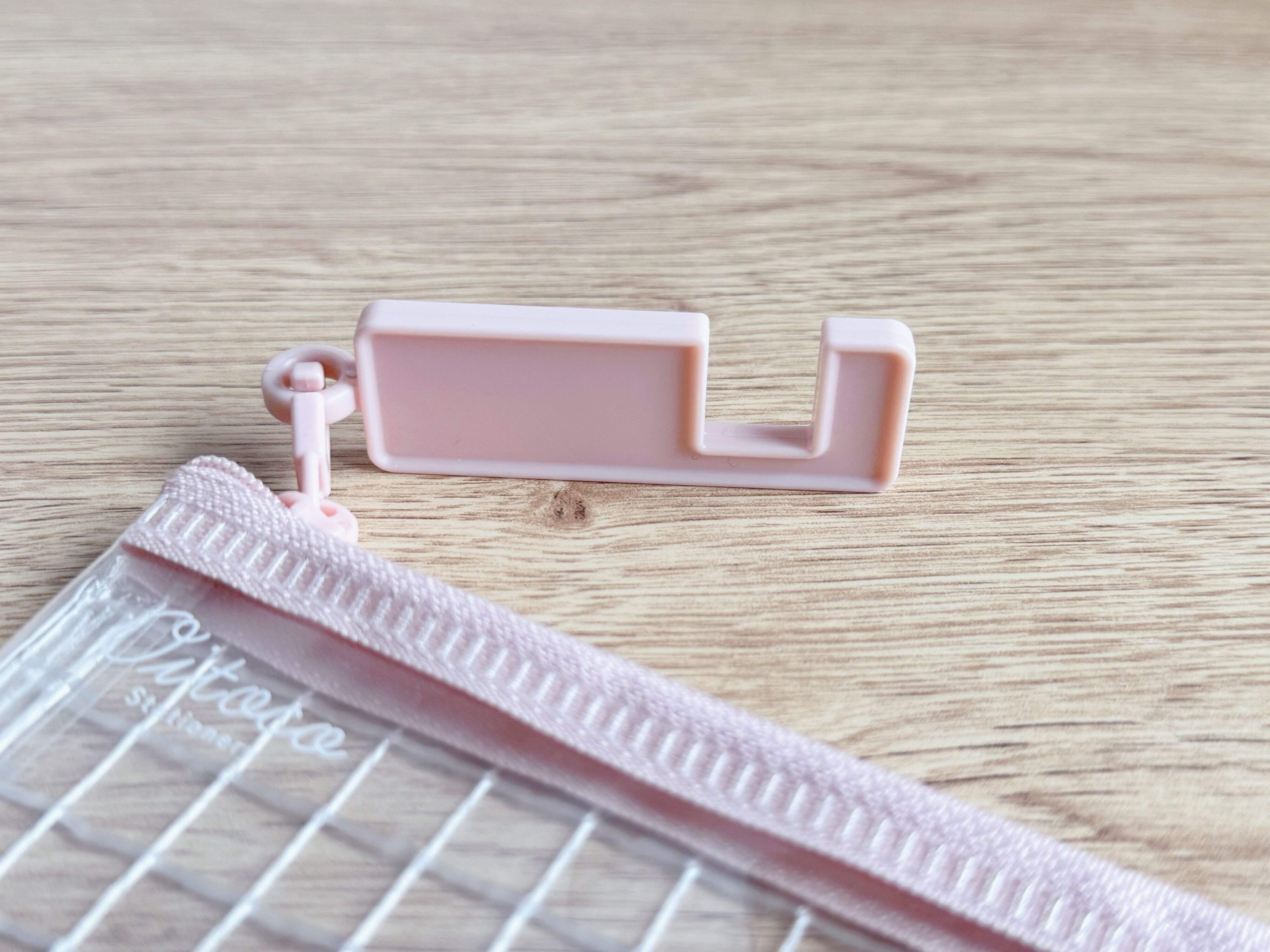 1．スマホが立てられるペンポーチ