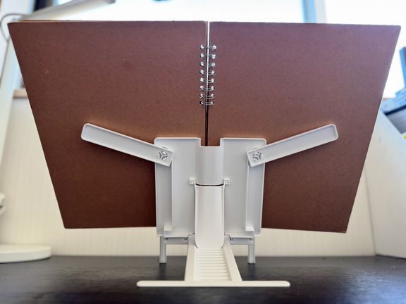 ポイント3.広がるアーム付きで見開きの雑誌にも対応