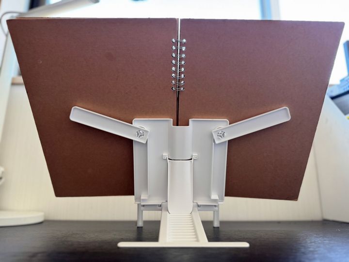 ポイント3.広がるアーム付きで見開きの雑誌にも対応