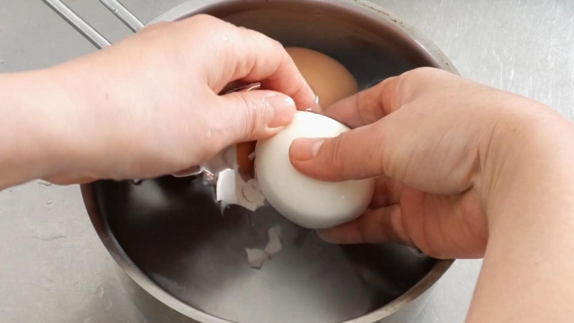 茹で卵の殻剝き