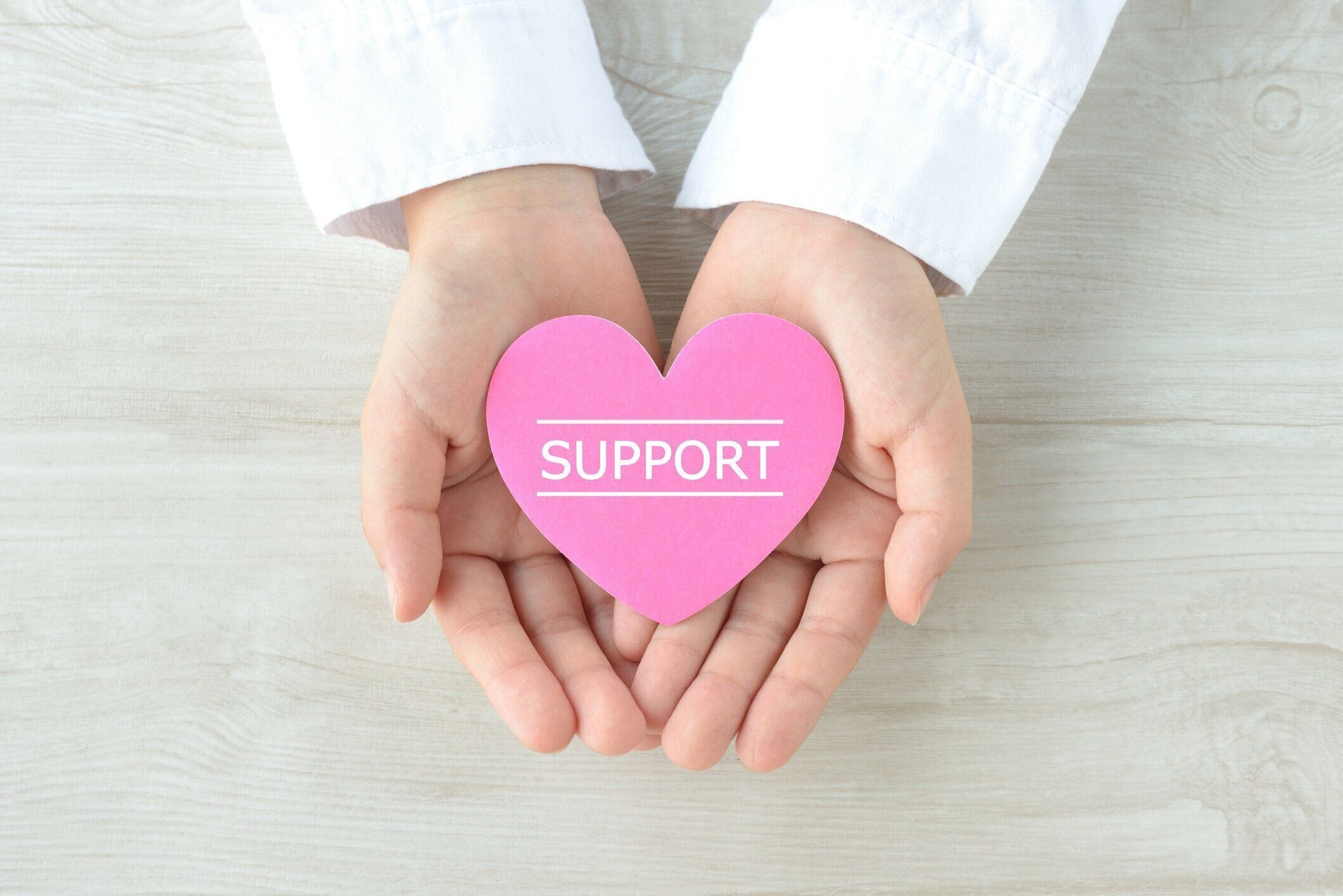 ヘルプとサポート画像、子供の手で覆われた心臓オブジェクト