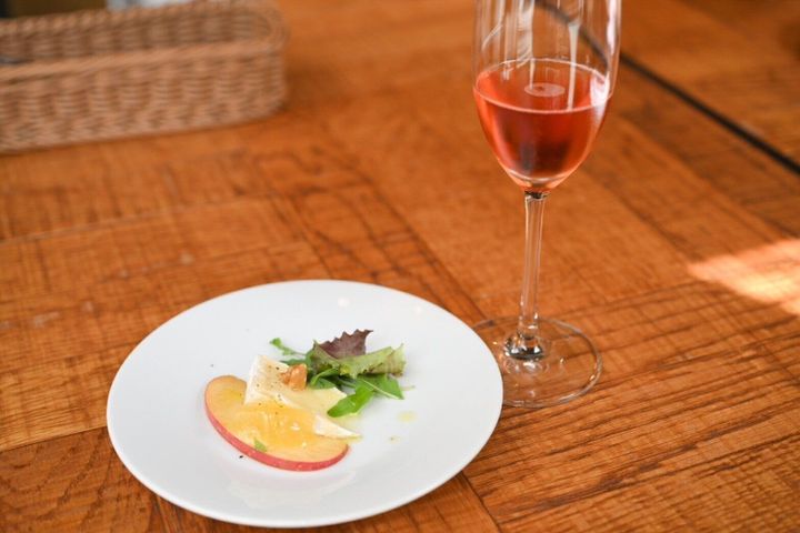 ワインを添えた前菜