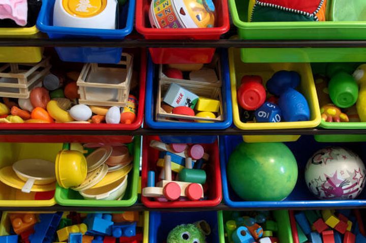 ビンの中の子供のおもちゃの様々な
