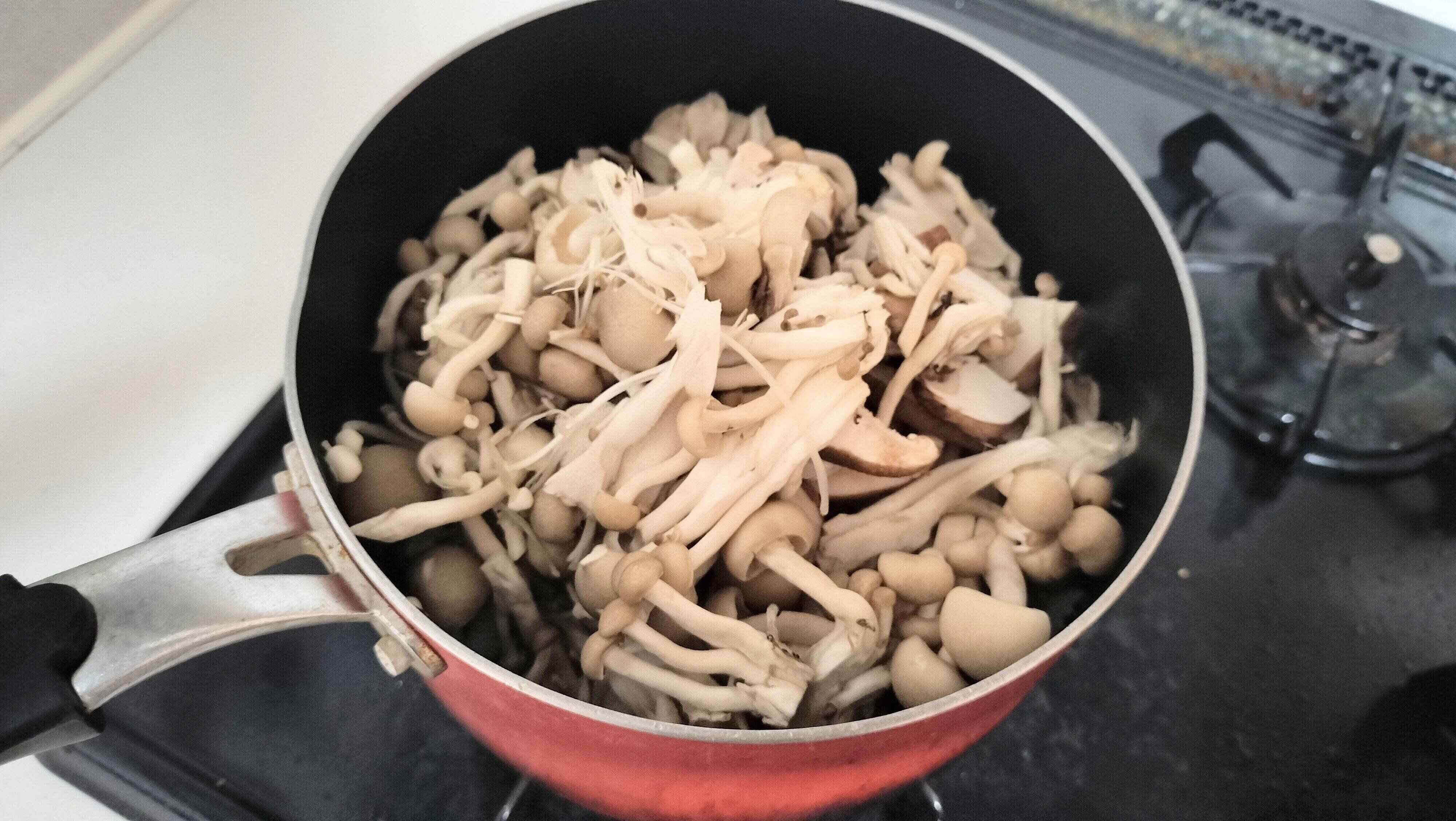 鍋にきのこをいれて炒める