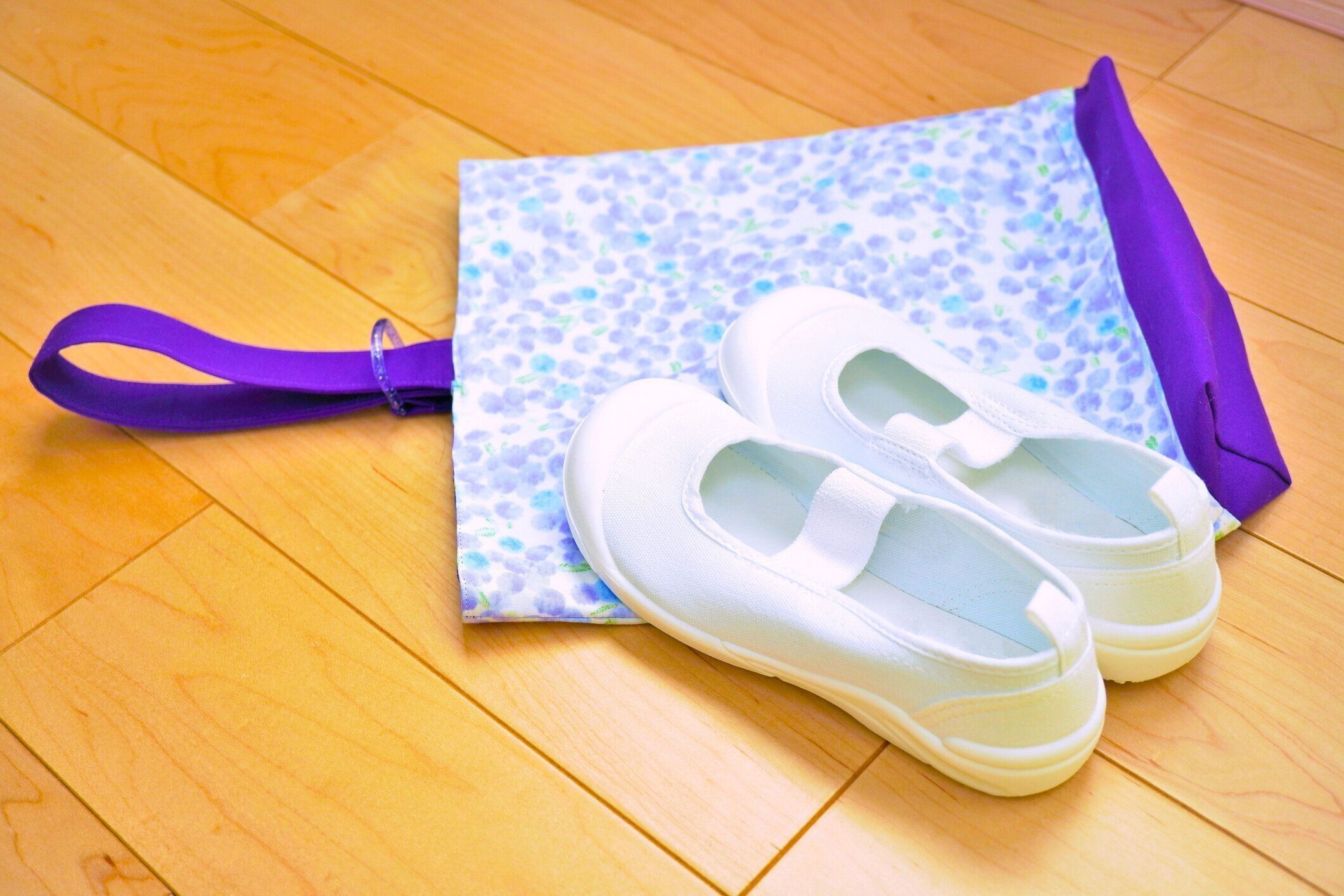 紫色の手作りミモザの花柄の靴ホルダーとフローリングの新しいスリッパ