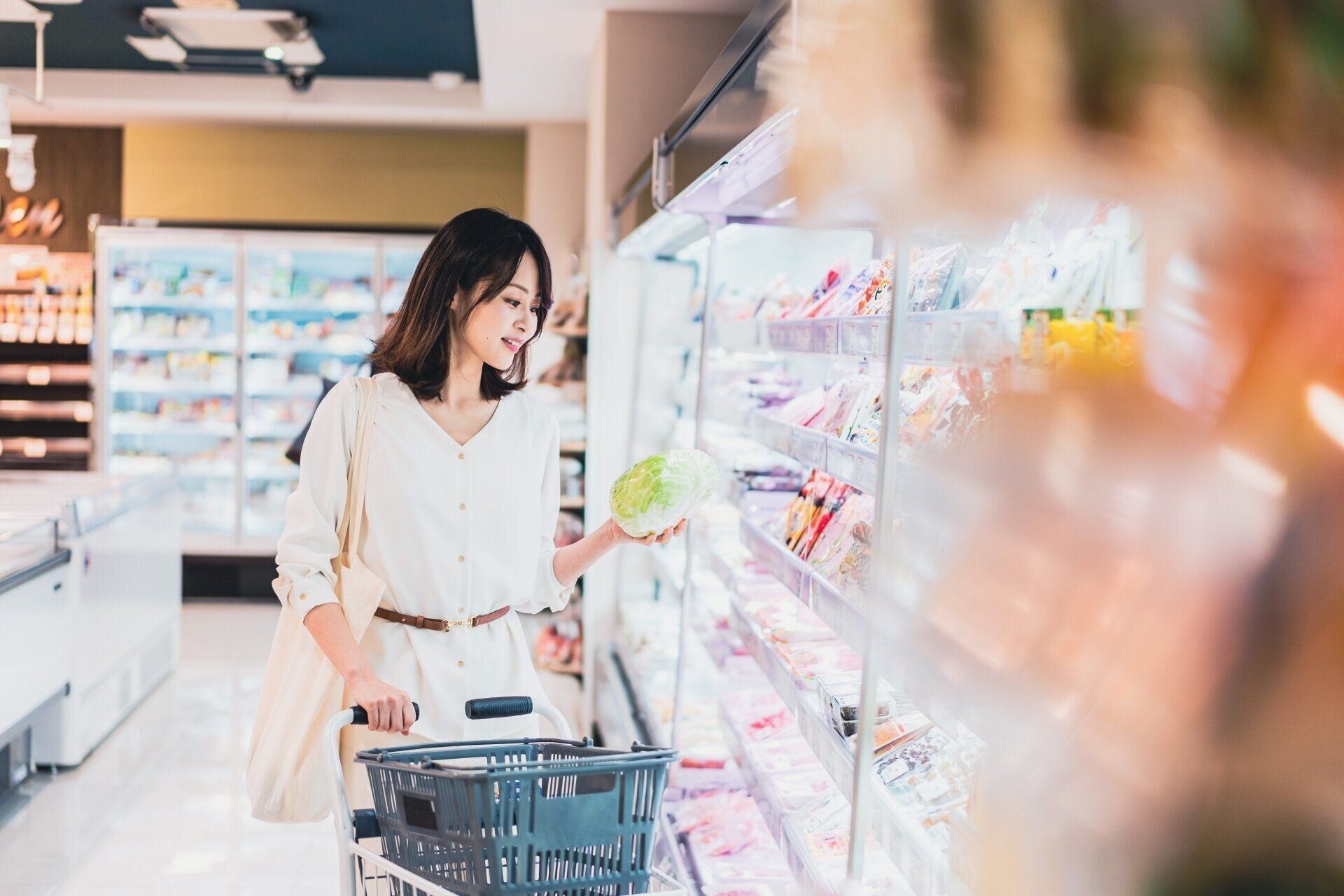 買い物をする女性