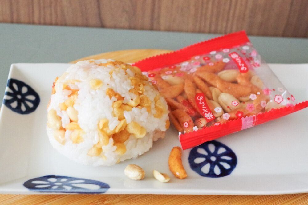 【カルディ】もへじのあげ玉で作った！「たぬきおにぎり」が絶品だった！いつものおにぎりに飽きたら試してみて！