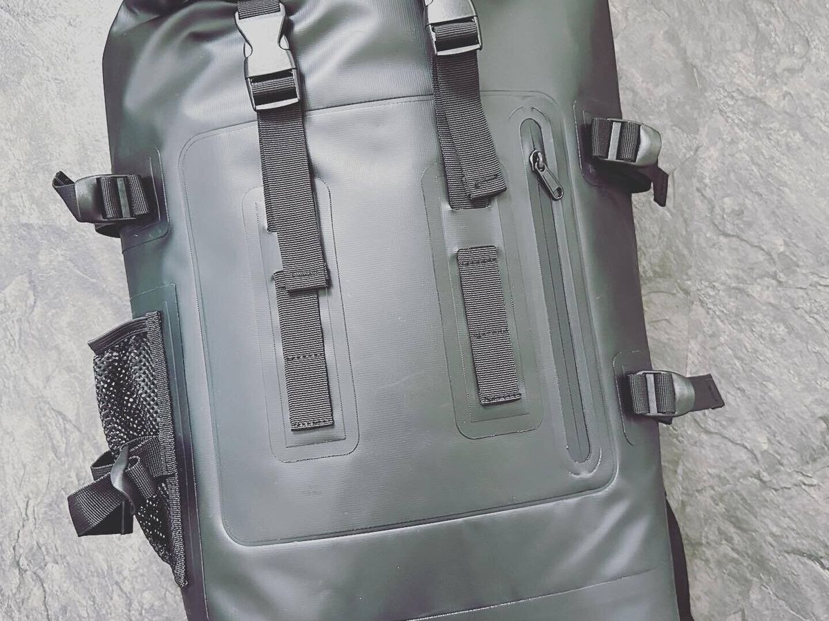 保温・保冷できる「防水サーモリュック」