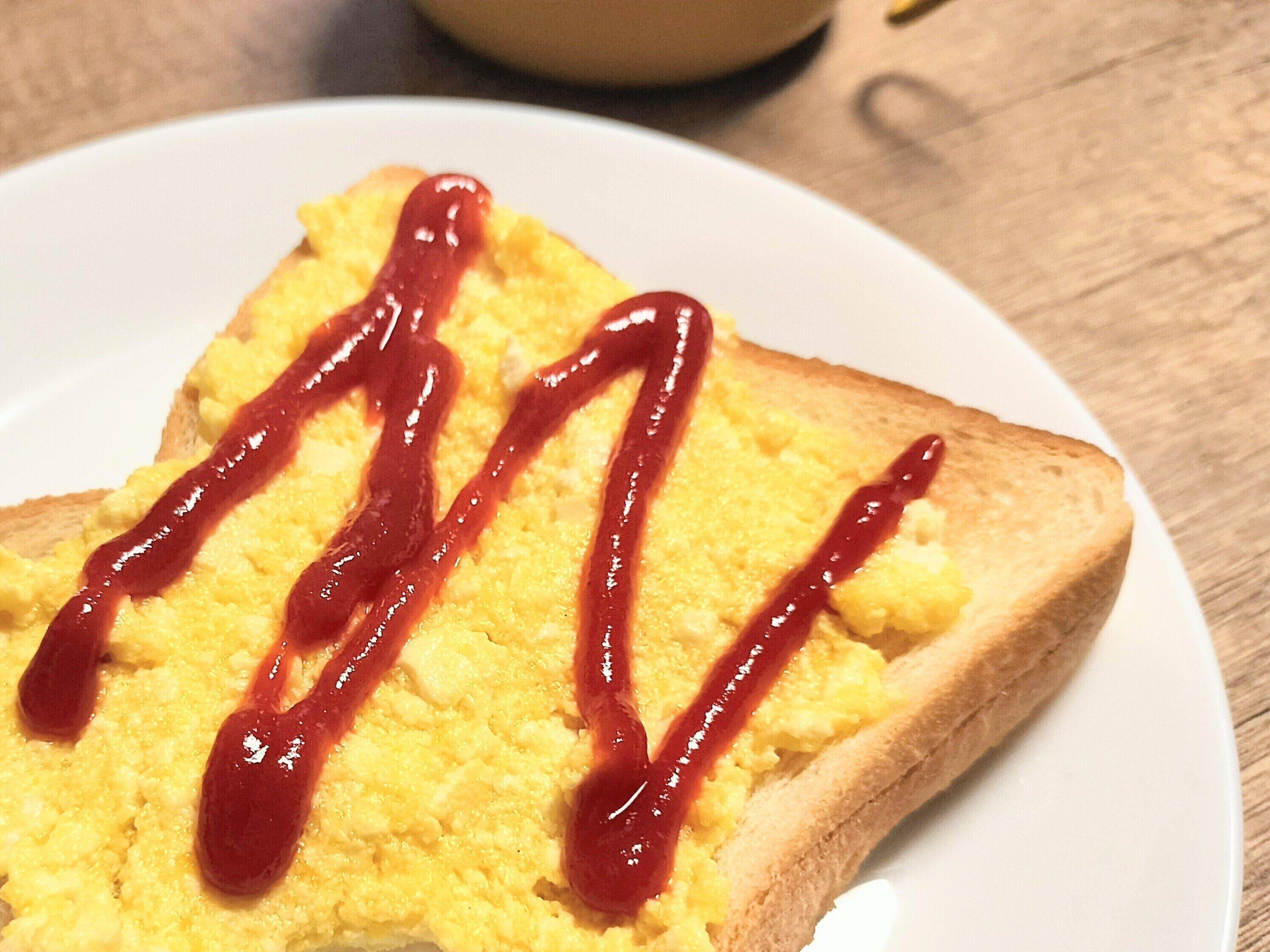 ケチャップをのせたたまごサラダトースト