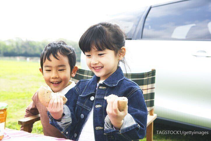 外で遊ぶ子ども