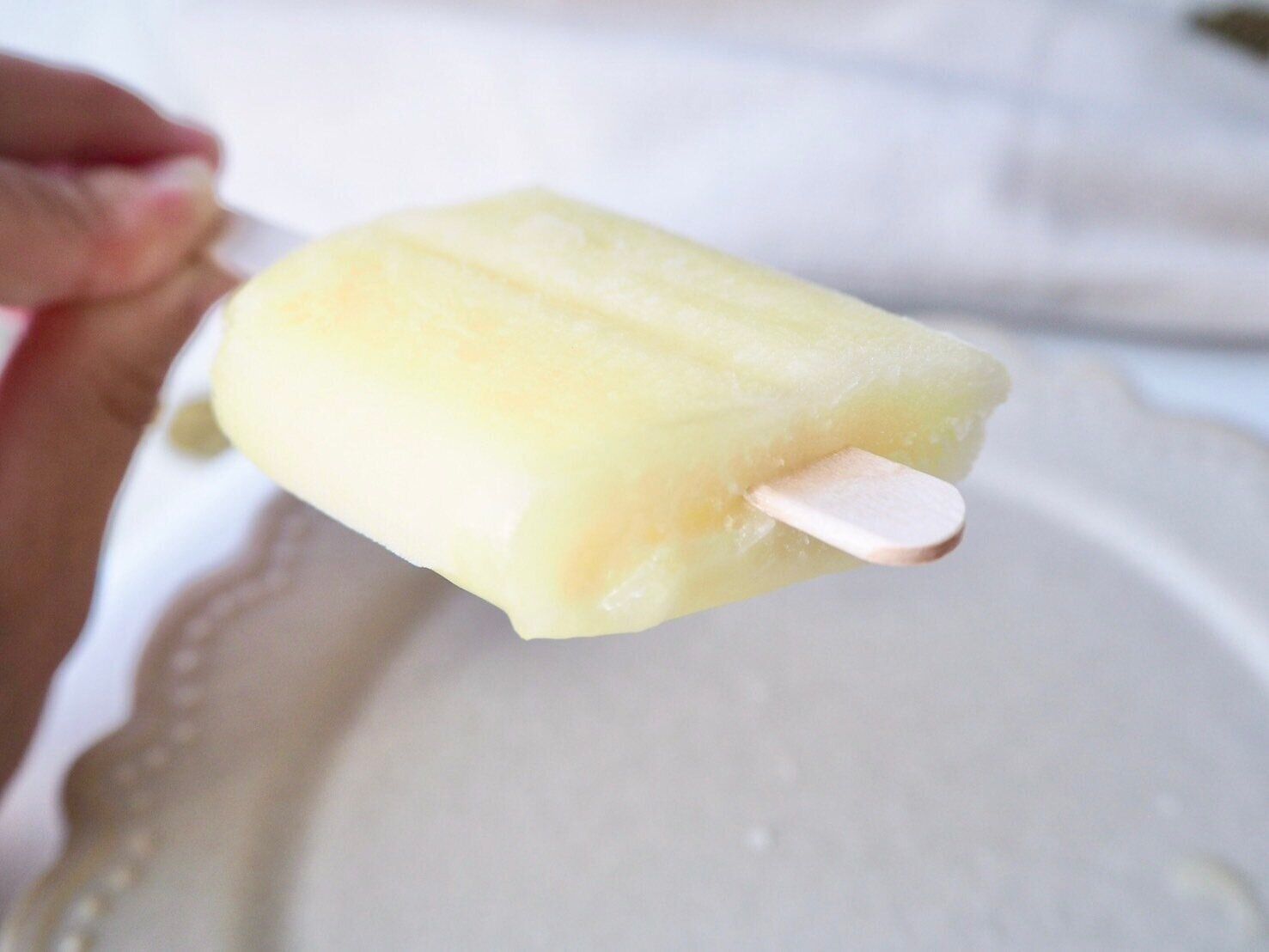 シャトレーゼ「果実食感バー　ふじりんご」断面写真