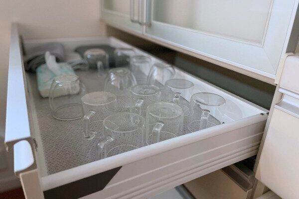 少量のマグカップやコップが並ぶ棚