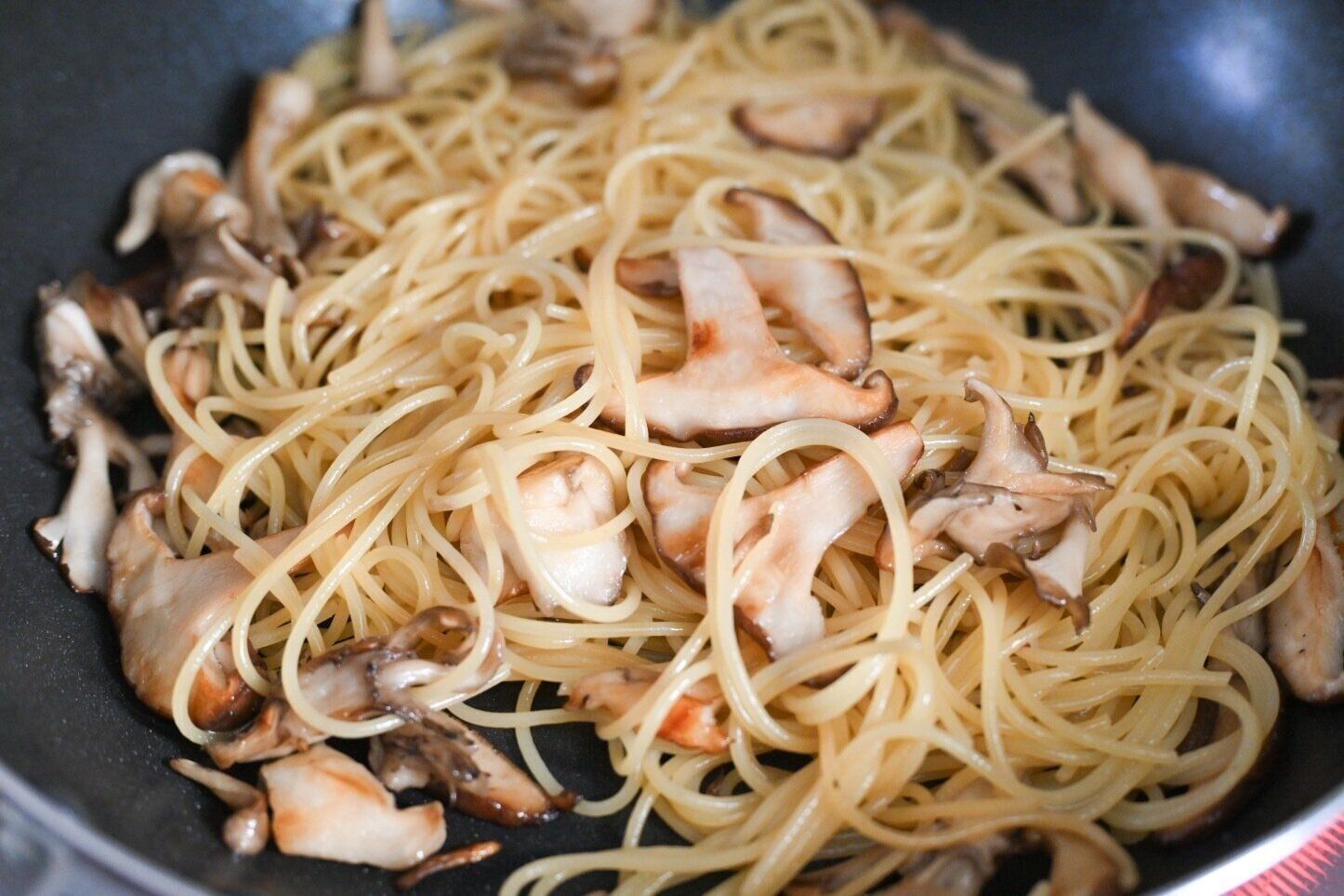 フライパンに入ったパスタ