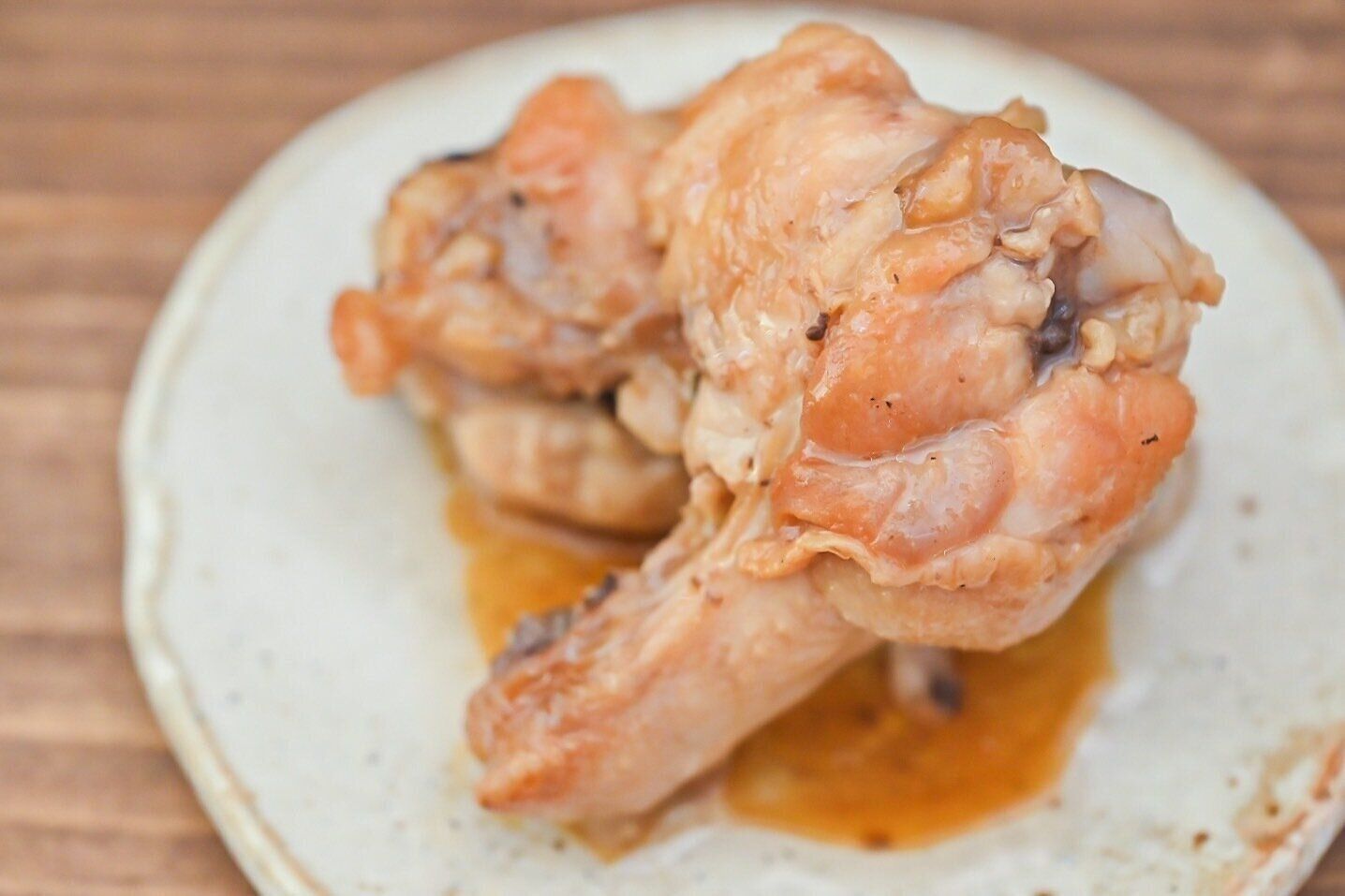 陶器の皿に盛られた手羽元のレモン煮