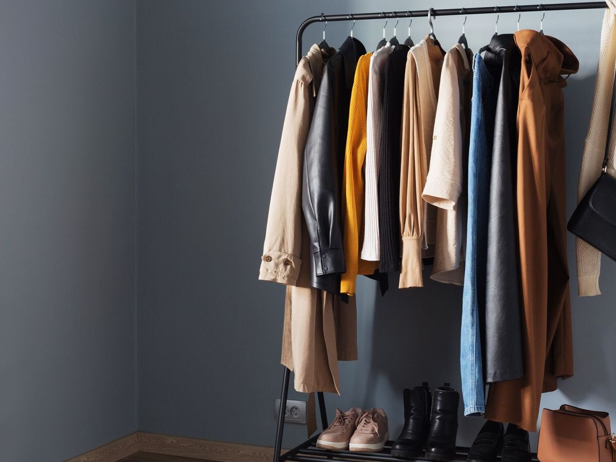 ハンガーに靴とハンドバッグを置いた基本的な女性の秋のワードローブ