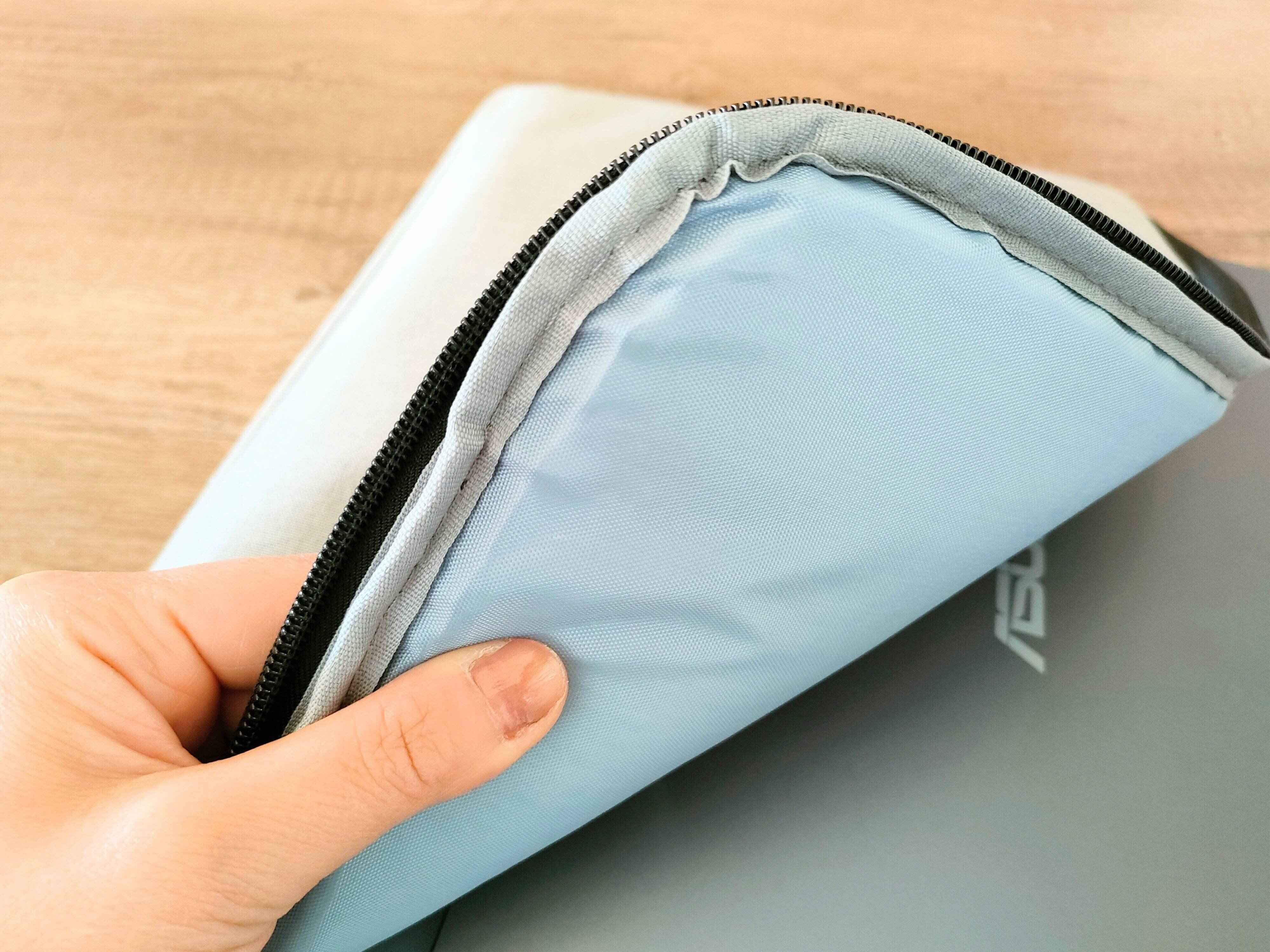 厚めのクッションがあるので衝撃からガードしてくれる