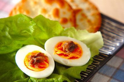 半熟卵のアンチョビのせ