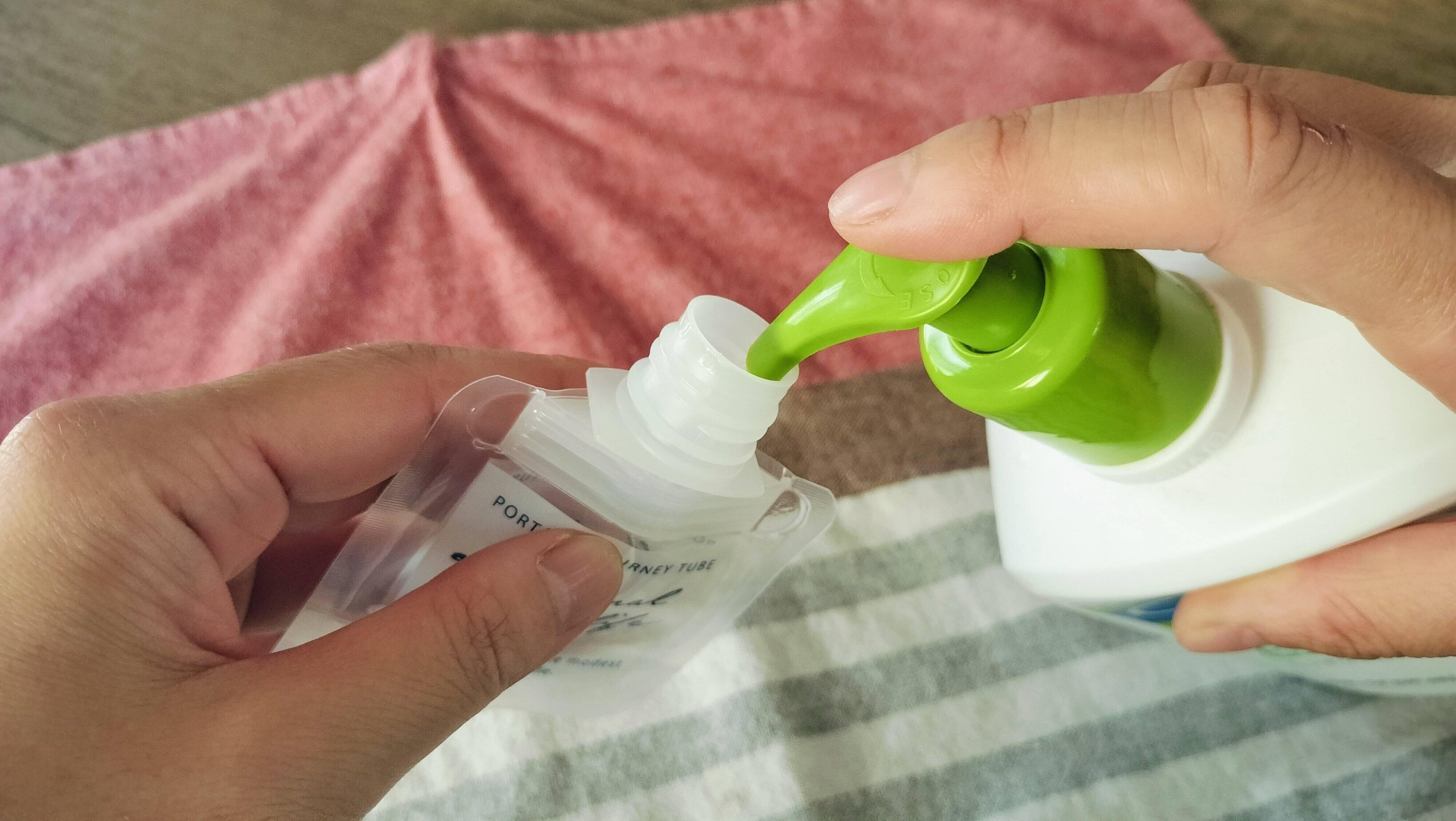 クリームなどをいれて持ち運べる入れ物