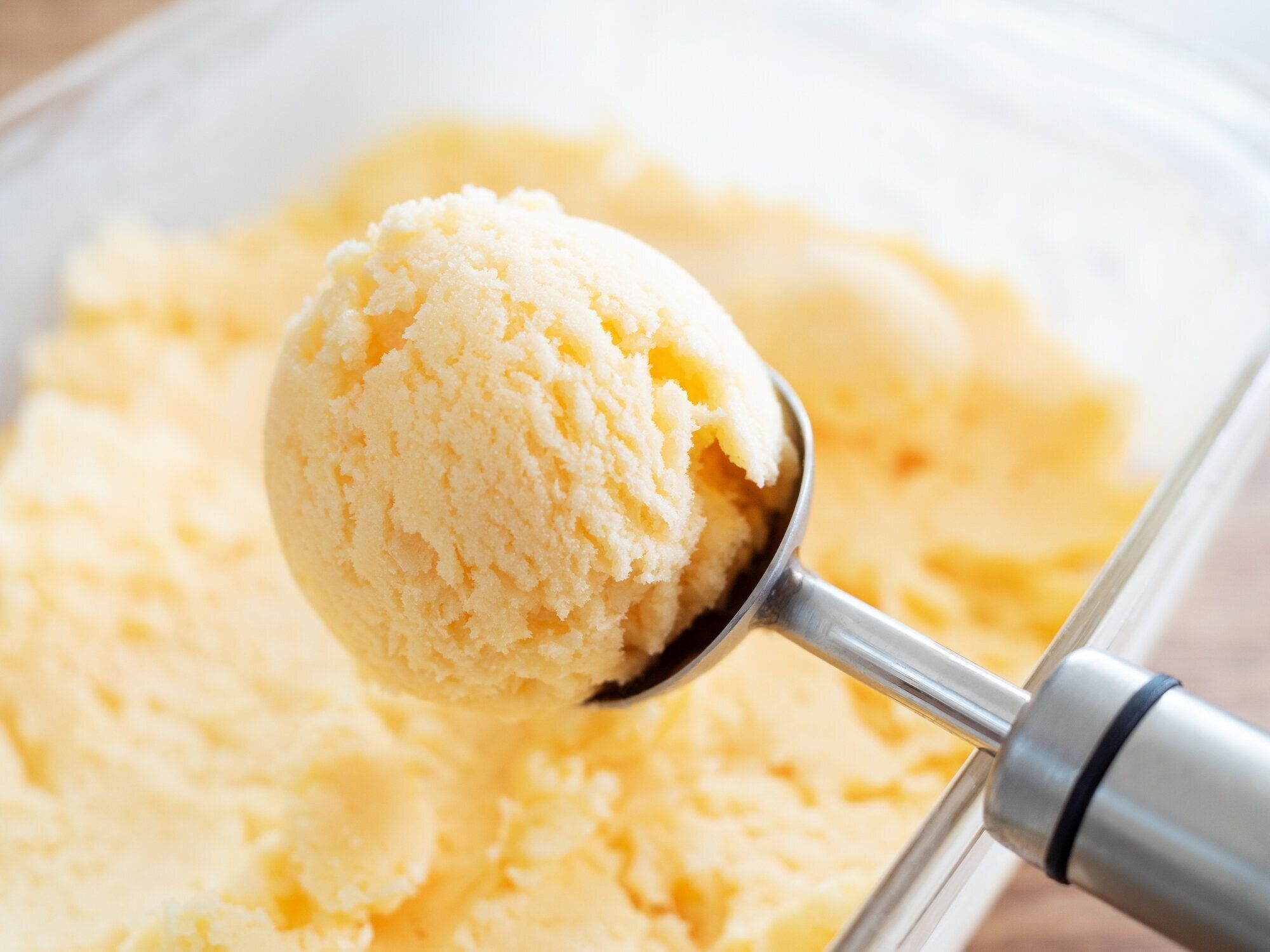 バニラアイスクリームとアイスクリームスクープ
