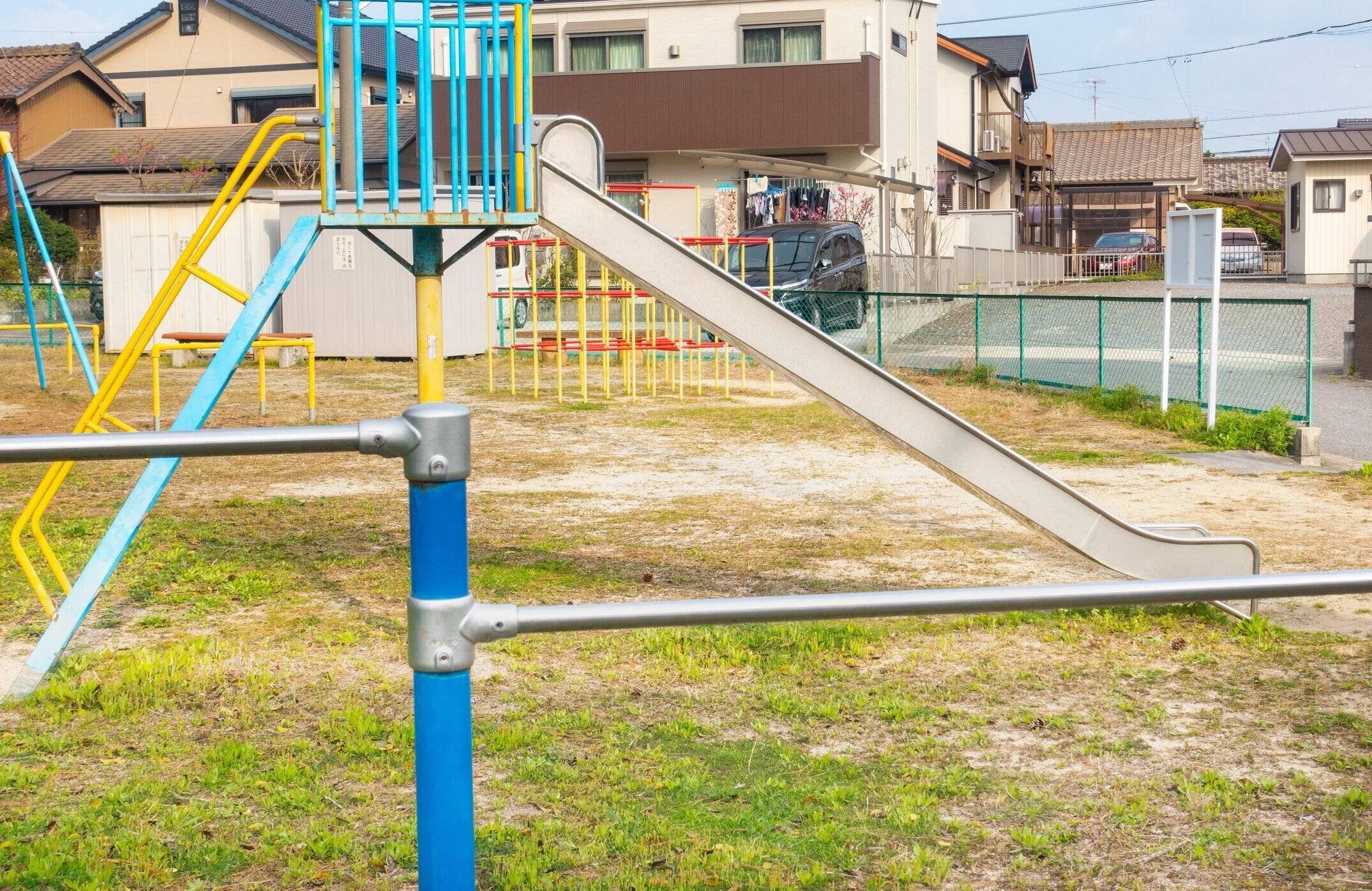 日本の住宅街にある小さな公園の写真