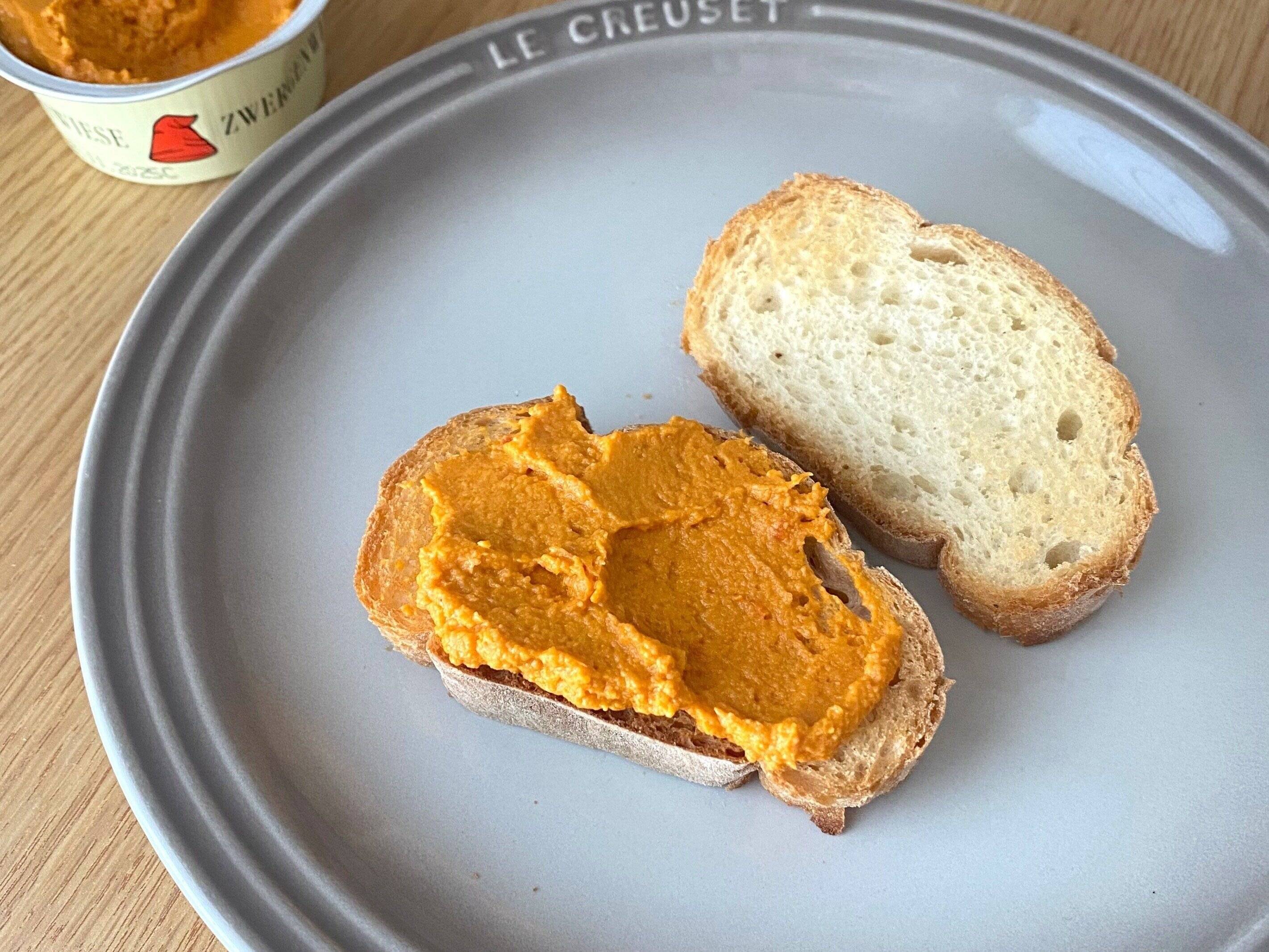 ズヴェルゲンヴィーゼ「有機ヴィーガンスプレッドサンドライトマト」を塗ったバケット