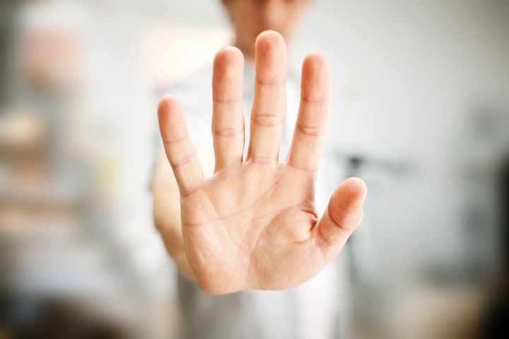 男性を示す止まれのジェスチャー