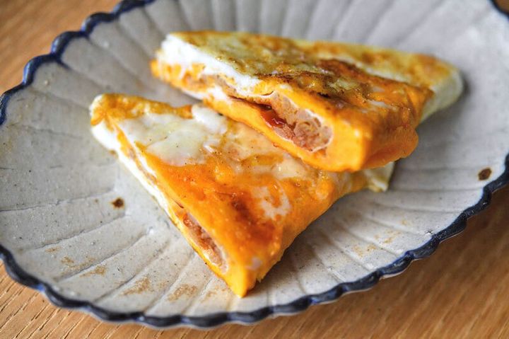 卵1個でオムレツ風!そぼろ&ケチャ入り「三角たまご焼き」