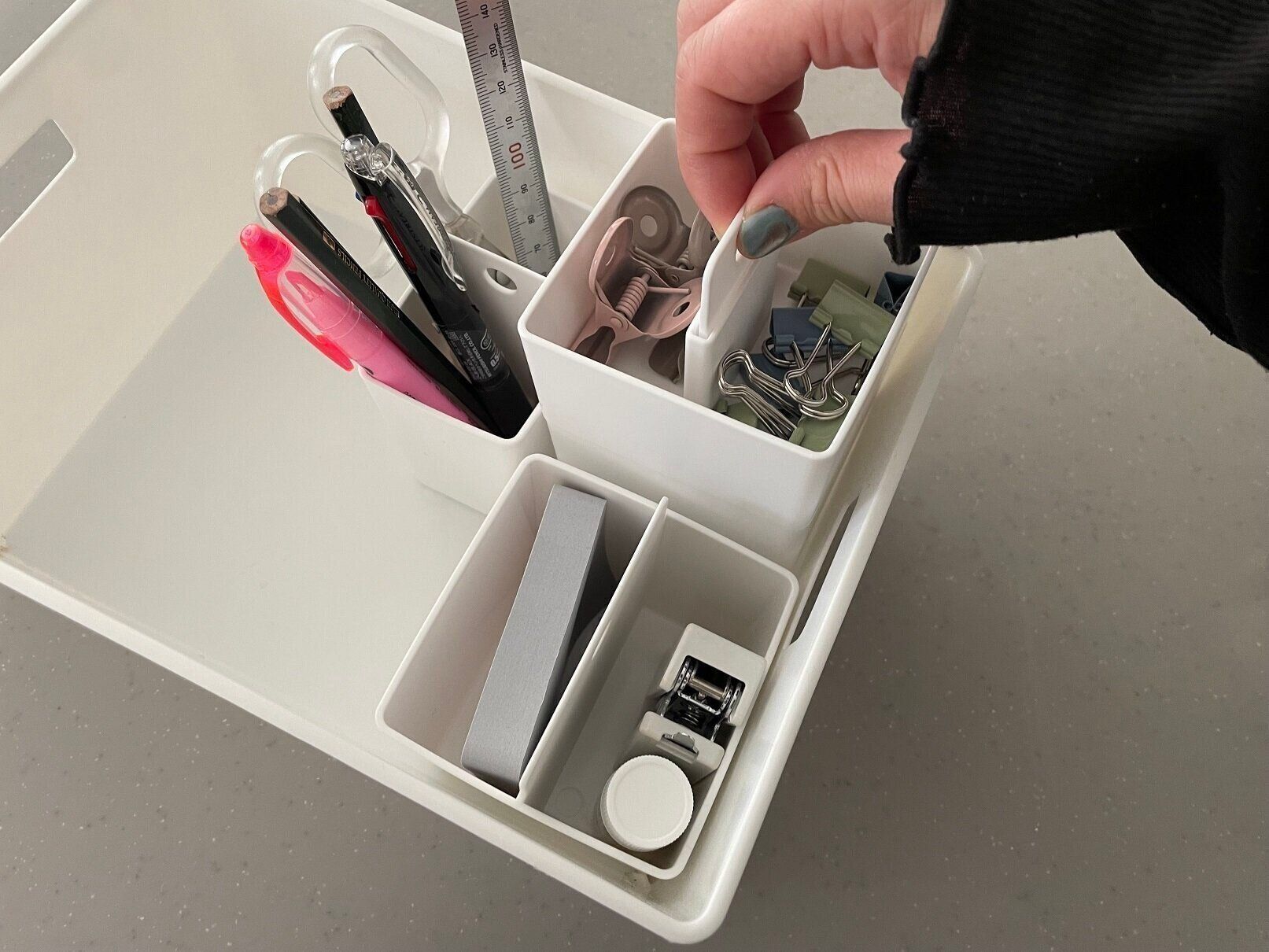 細々とした文具収納にはコレ！セリアの「取っ手付き仕分けケース」で文具をスッキリ