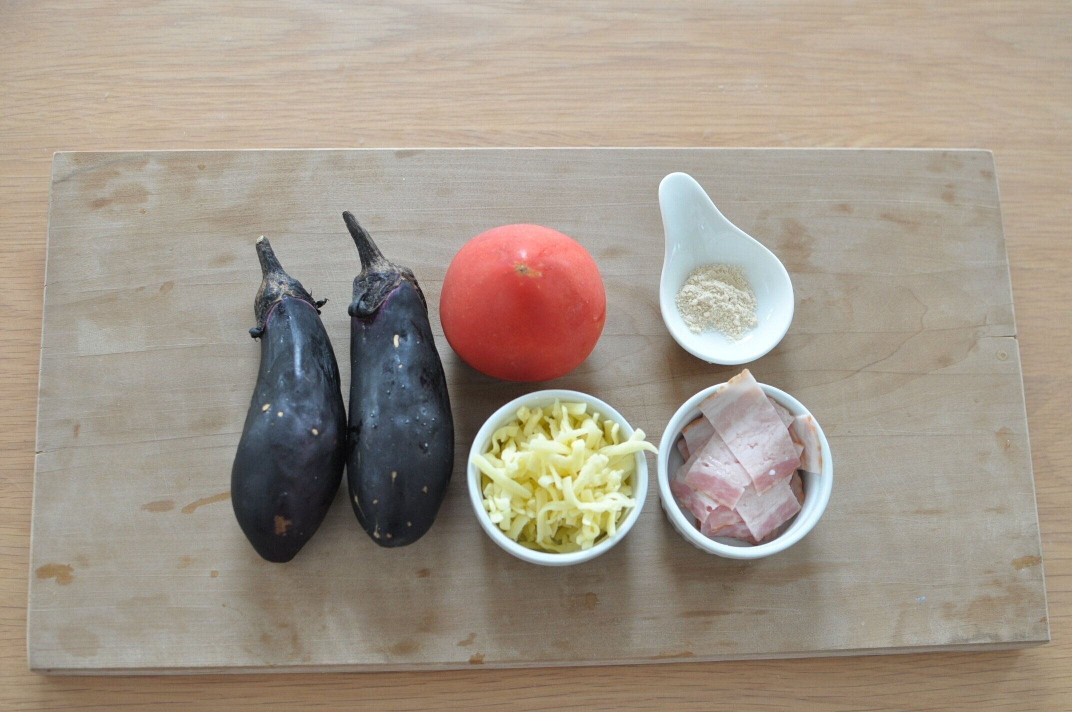 なすトマベーコンチーズ焼きの主材料を並べた様子