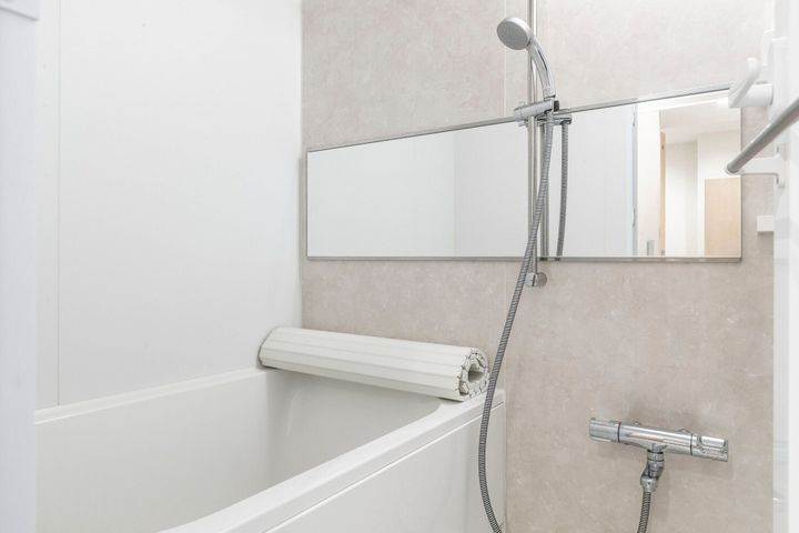 新しいモダンなバスルームに大きな白いバスタブ