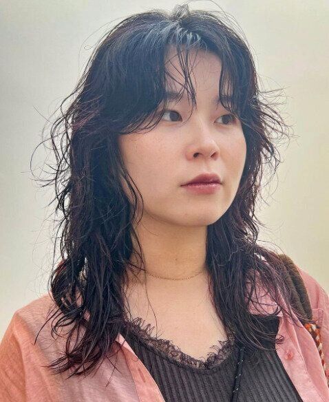 濡れ感のあるルーズなシルエットがイマドキ！外国人風セミロング