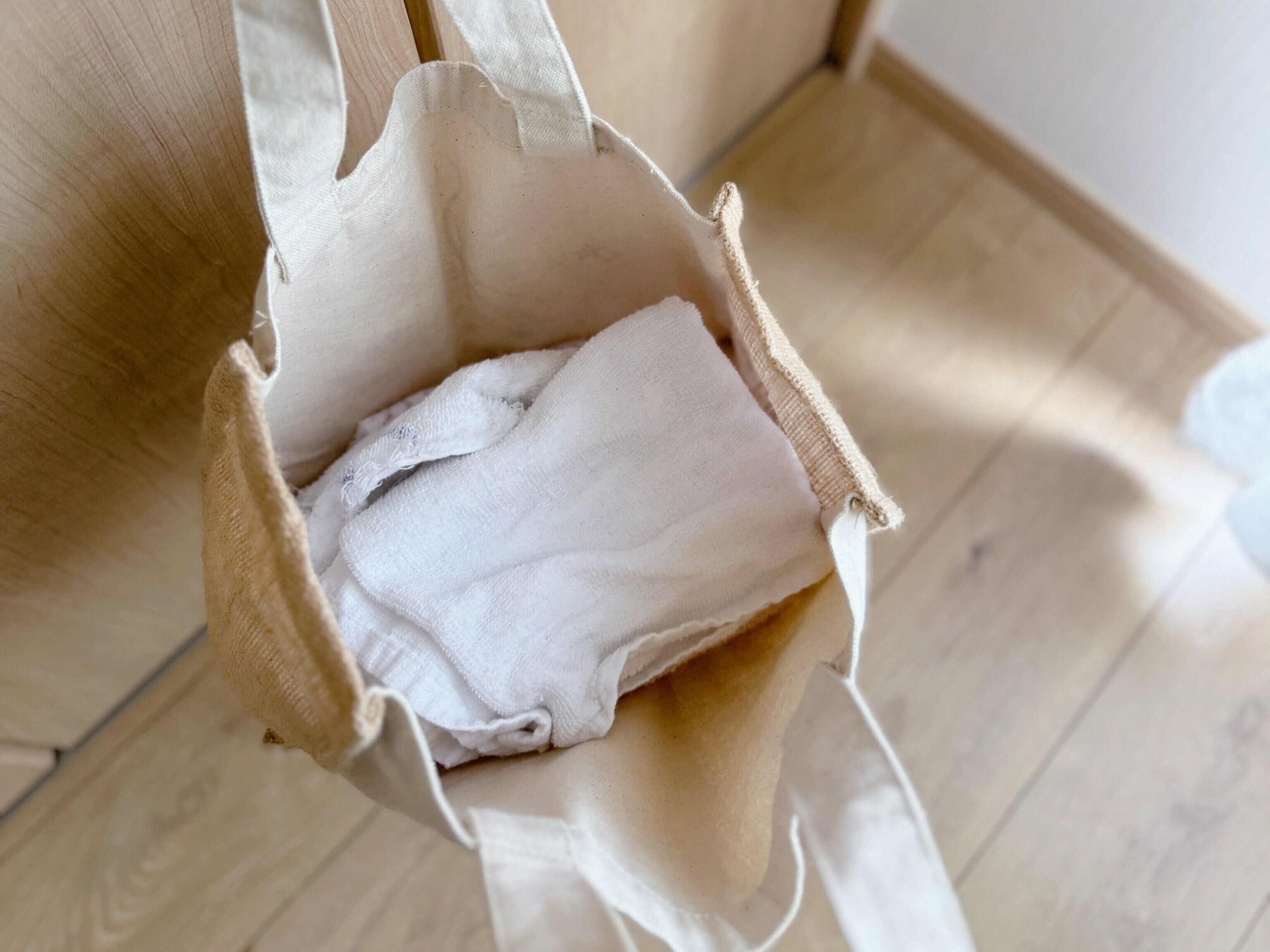 フック＋トートバッグで収納ケースや家具は不要！