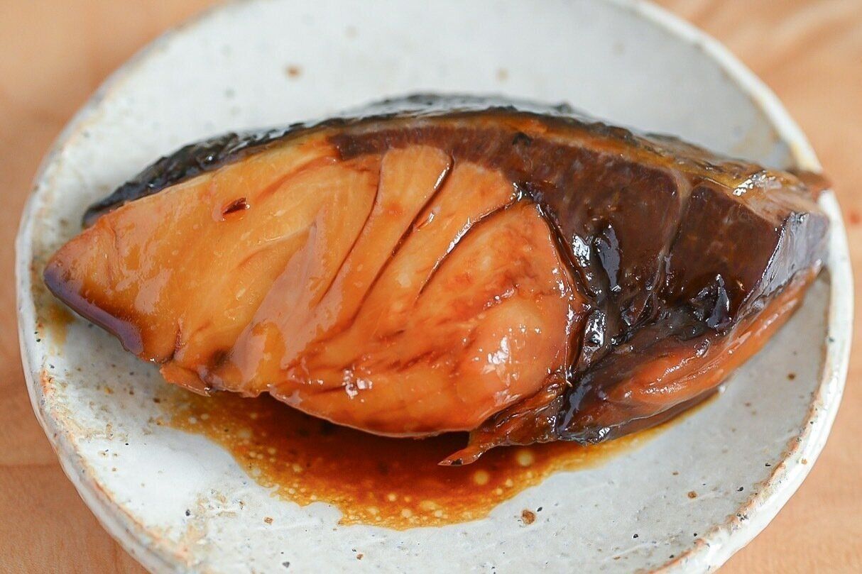 皿にのったぶりの照り焼き