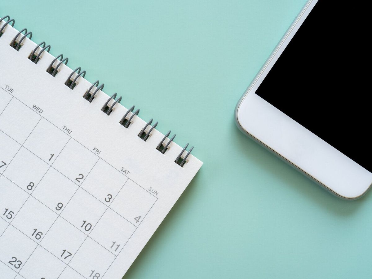 シンプルなカレンダーとスマートフォン。