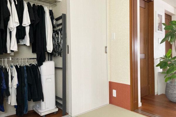 クローゼットに収まる部屋干しアイテム