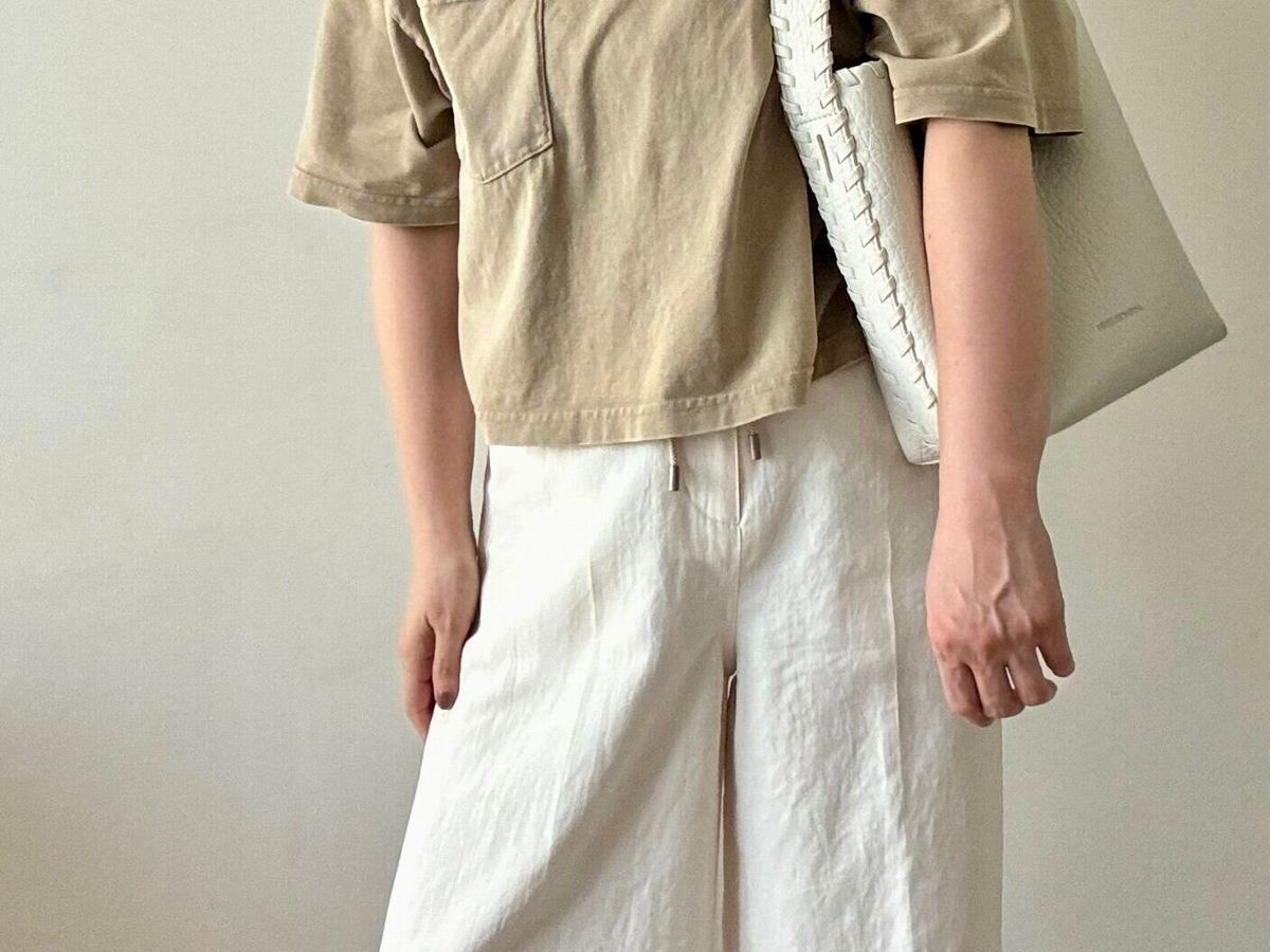 白バッグに白パンツ