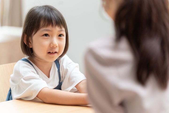 居間で話している若い日本人家族