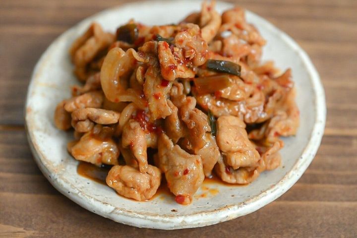 陶器の皿に盛られた豚肉のニラだれ炒め