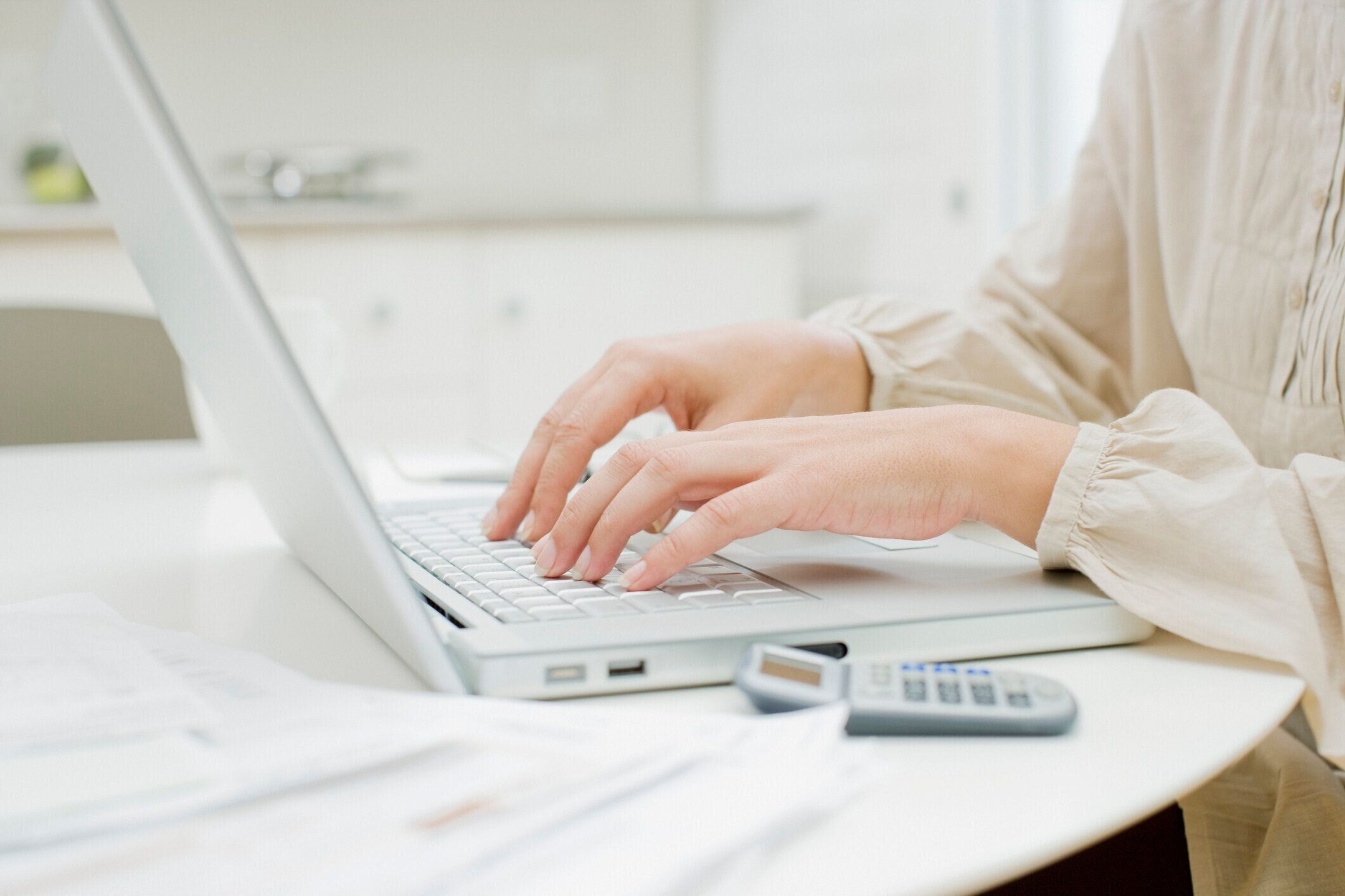 女性はラップトップに入力テーブル