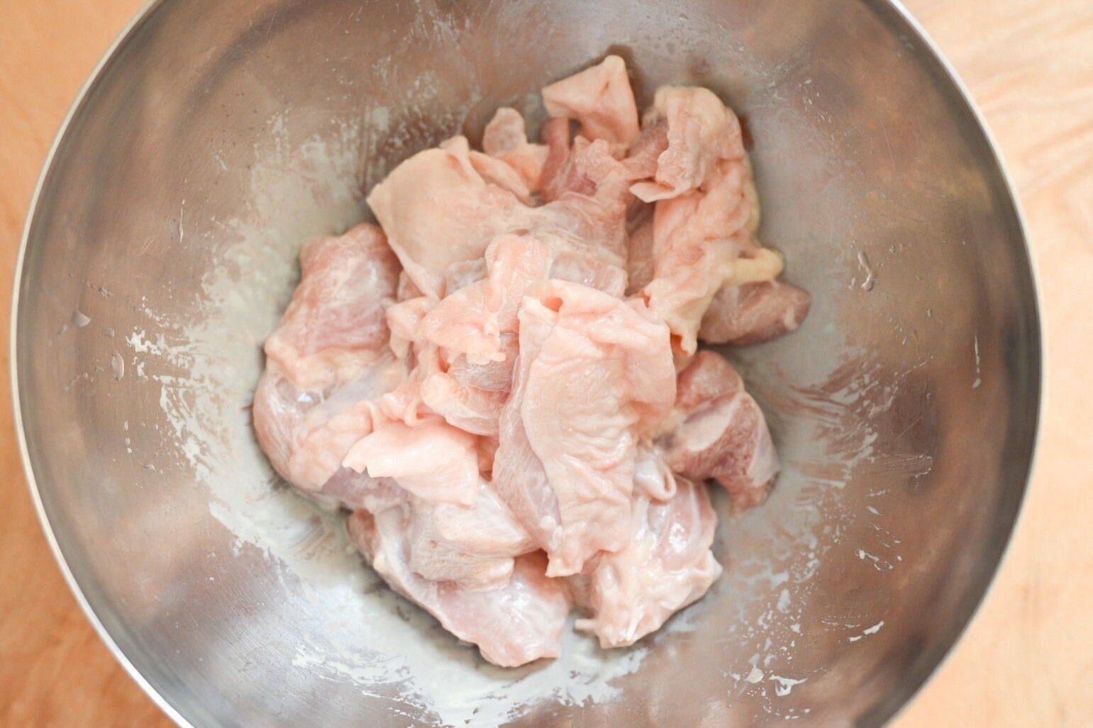 マヨネーズを揉み込んだ鶏もも肉