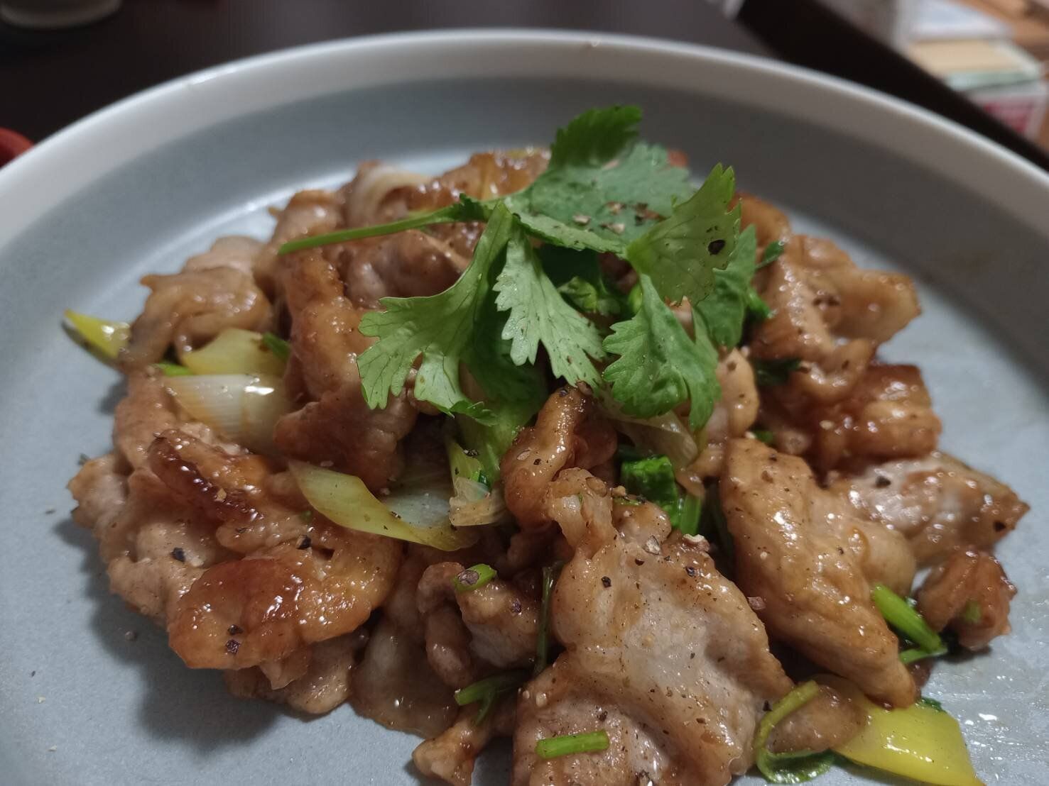 パクチーと豚肉の料理